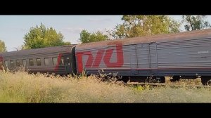 2ТЭ25Км - 0235 с пассажирским поездом.