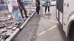 Как пройти?: на Привокзальной площади разобрали тротуар, но безопасного обхода для пешеходов нет.
