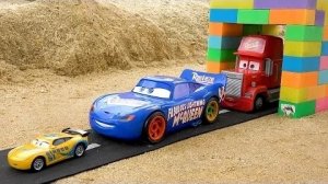 Спасите грузовик cars от волшебных ворот с помощью полицейских машин - История игрушечных машинок
