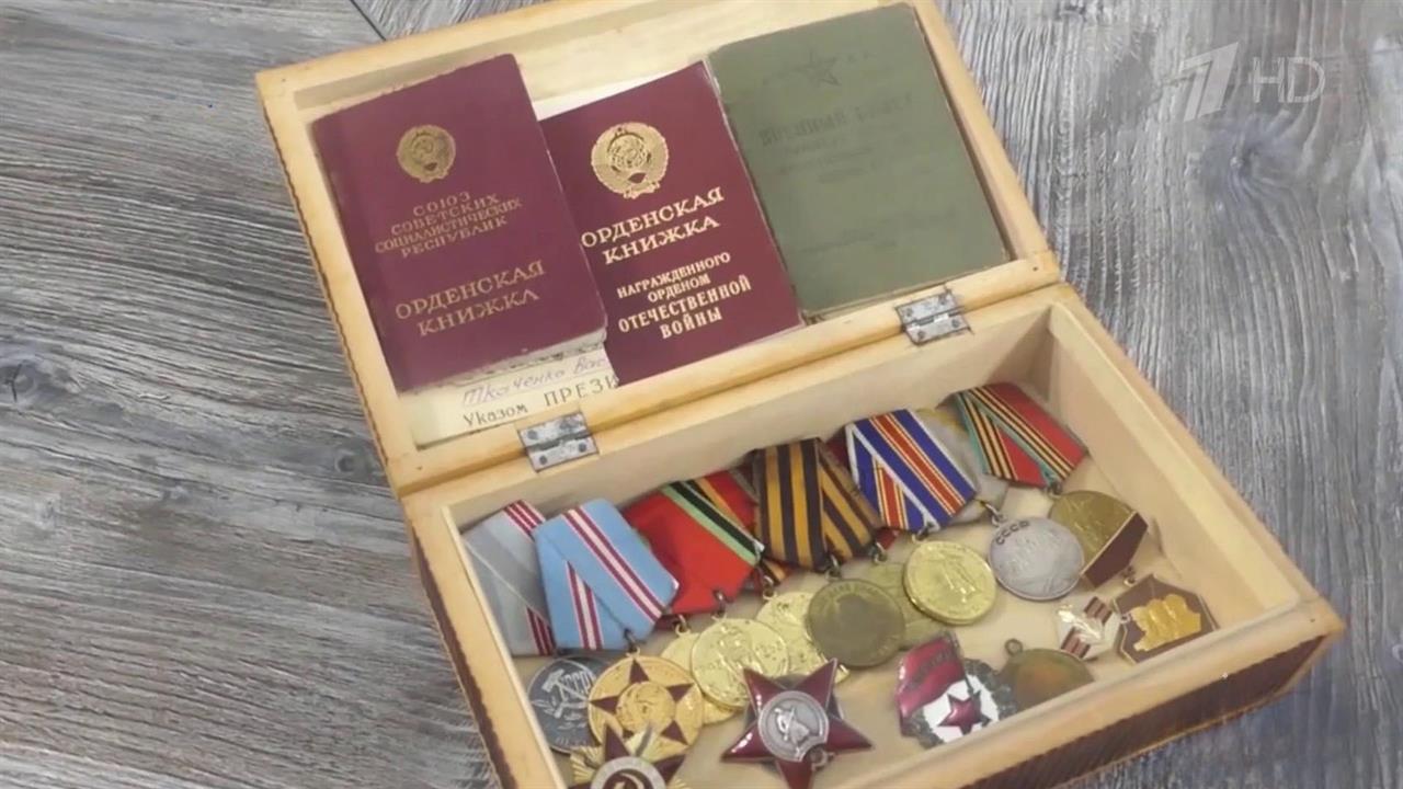 В Херсонской области полицейские вернули местной жительнице похищенные медали ее деда