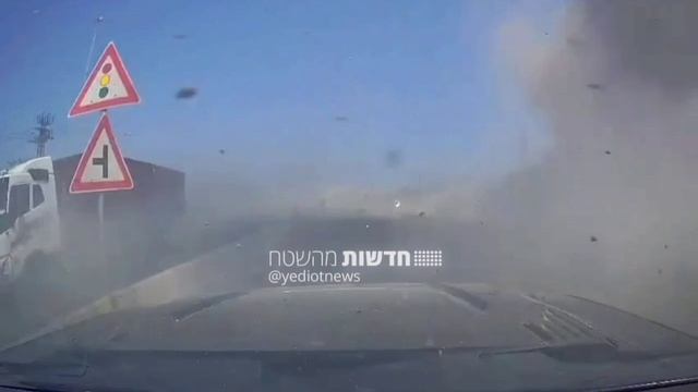 Четкие кадры прилета иранской ракеты рядом с оживленной трассой - водителям очень повезло.   Так...