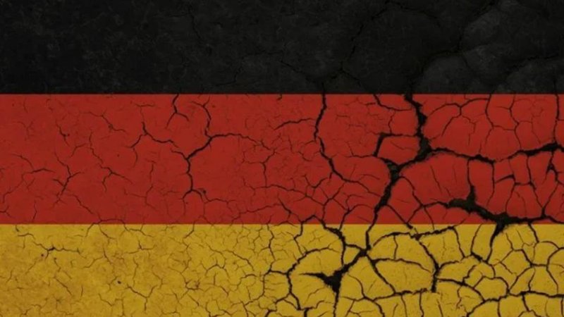 🔴Блогер из Германии положил кроссы в контейнер для сбора вещей от «Красного креста»🔴