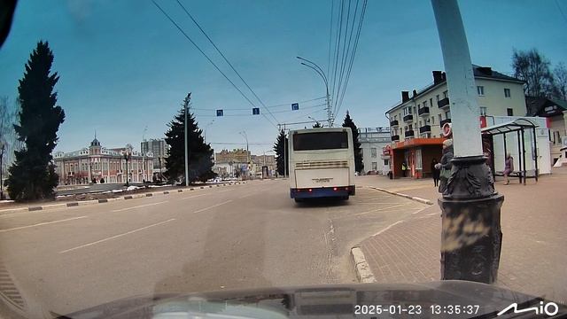 видеорегистратор mivue j20 пример видео день. на озоне 3700р.