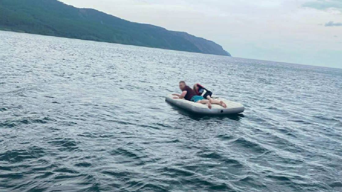 Плававших по Байкалу на матрасе отца с дочерью унесло на полкилометра от берега
