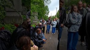А без музыки не хочется пропадать
Но если есть в кармане пачка сигарет
Значит, всё не так уж плохо..