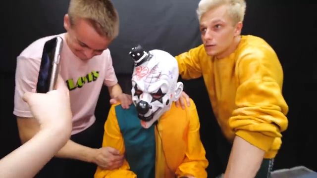 БРУНО - BRUNO -Поймали БАНДУ КЛОУНОВ ! Стали Полицейскими на 24 Часа смотреть онлайн