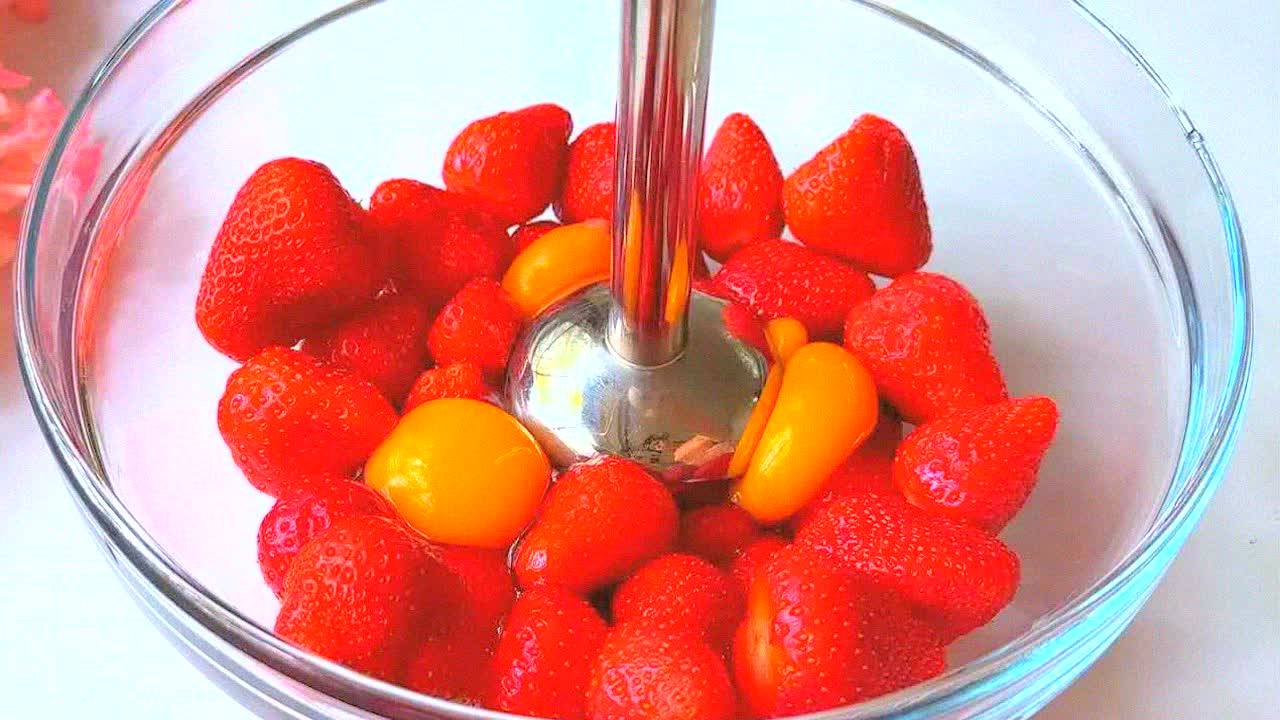 Невероятный десерт из клубники и яиц за 5 минут! Муж обалдел от вкуса! Простой рецепт!