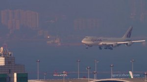 Грузовой Боинг 747 Катарских авиалиний приземляется в аэропорту Гонконга.