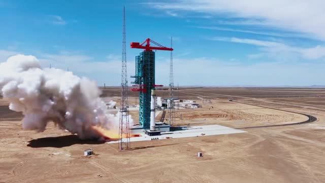 Статические огневые испытания первой ступени многоразовой ракеты-носителя «Чжуцюэ-3».
