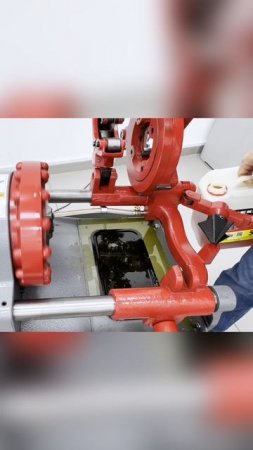 Заливаем масло в резьбонарезной станок ElectricCUT-50HW3 – важный момент в работе!