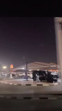 Паника на улицах Катара во время иранской ответной атаки на военную базу США.