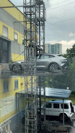 Выдали Aston Martin DBX