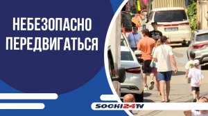 В микрорайоне Чкаловский стало небезопасно передвигаться по дороге