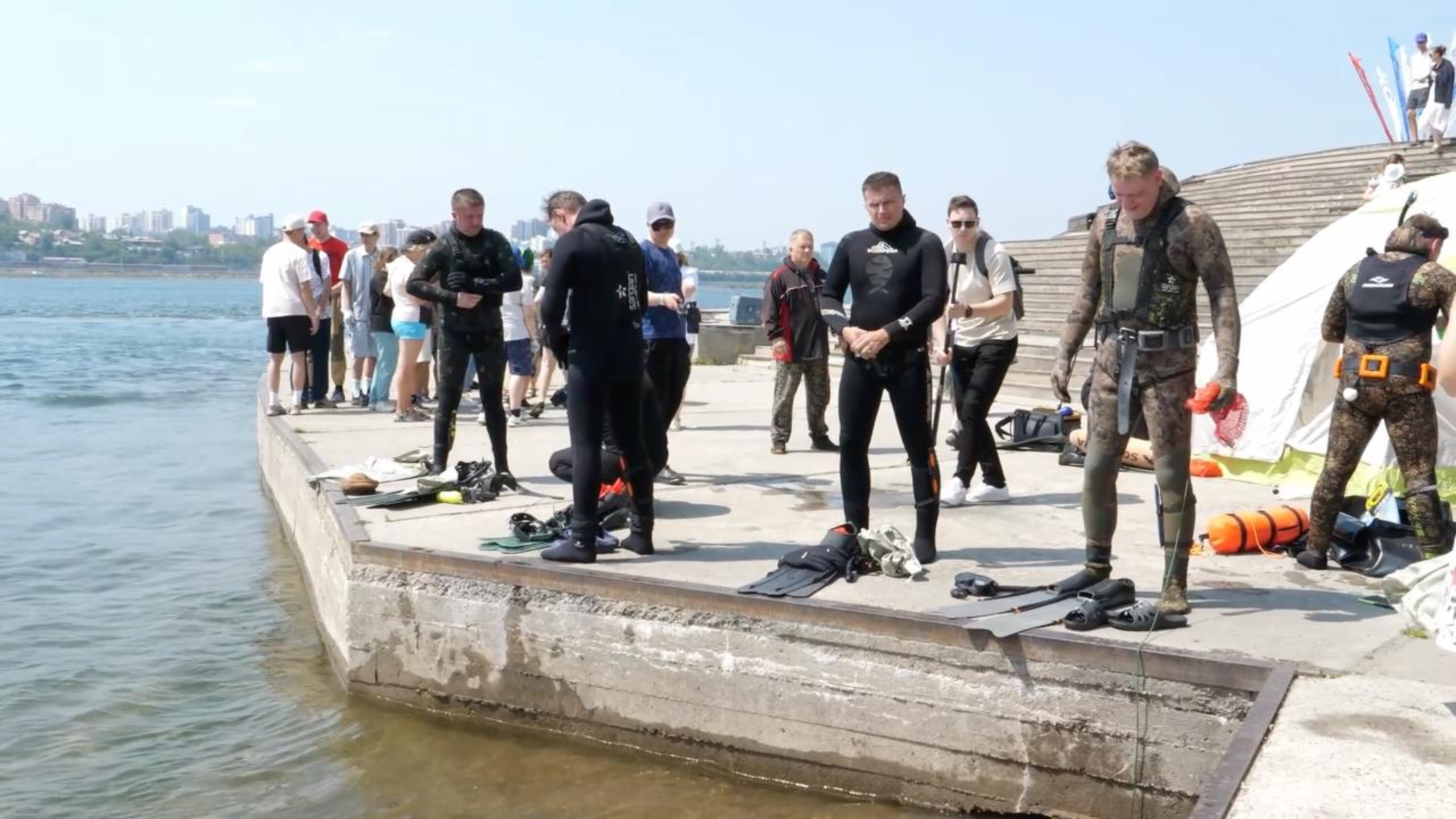 Сноуборд на дне: подводные охотники убрали дно Ангары