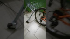 Что она тут делает?
