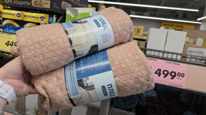 Чижик сегодня встретил целым рядом товаров, по красным ценникам. Чего тут только нет. Сумки, одежда