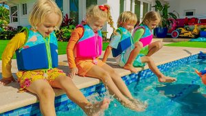 Влад и Ники. Крис превращает Дом в аквапарк и играет с друзьями! Видео для детей.