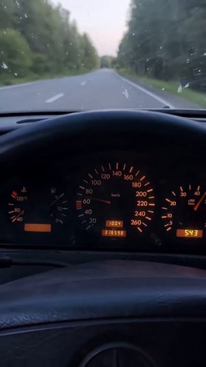 31 летний старый Mercedes едет как новый, на все лошади! Мотор M104 разгон! #shorts