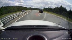 Что-то прилетело на дороге