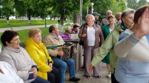 250622 танцы песня Цыгане едут табором живут Ходит по товару а цыганка базару парк ПКиО город Орёл
