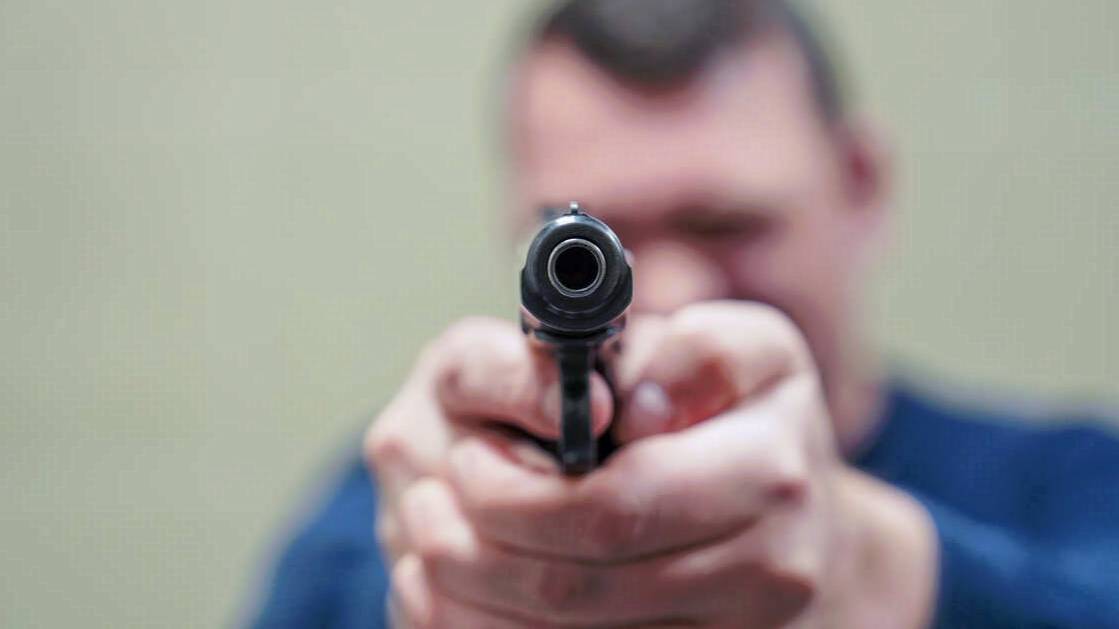 Москвич поругался с другом и прострелил ему голову во время застолья