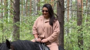Подруги гуляет по лесу верхом на лошадях