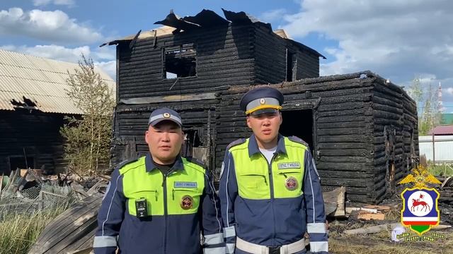 В Якутии полицейские первыми прибыли на пожар и спасли мужчину из горящего частного дома