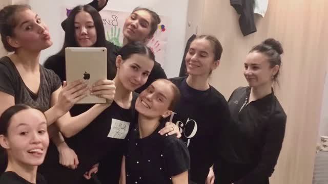 Девочки весело играют с айпадом)