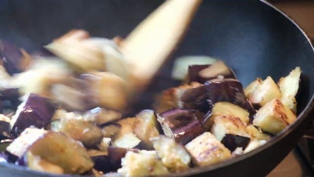Теплый салат с хрустящими кабачками и баклажанами. Рецепт.