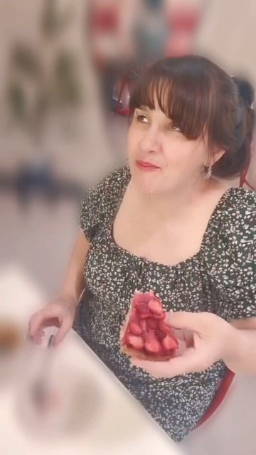 Рты они не закрывали,
Не до чая им сейчас.
Все болтали и болтали
Не один, представьте, час.

Традици