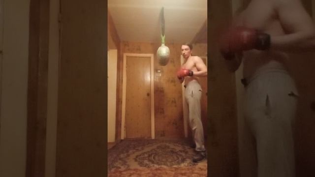 Отрабатываю серии и одиночные удары на самодельной груше