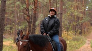 Прогулка верхом на лошадях в уральском осеннем лесу