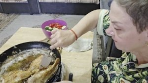 жарю рыпку, вару рыс и  салат