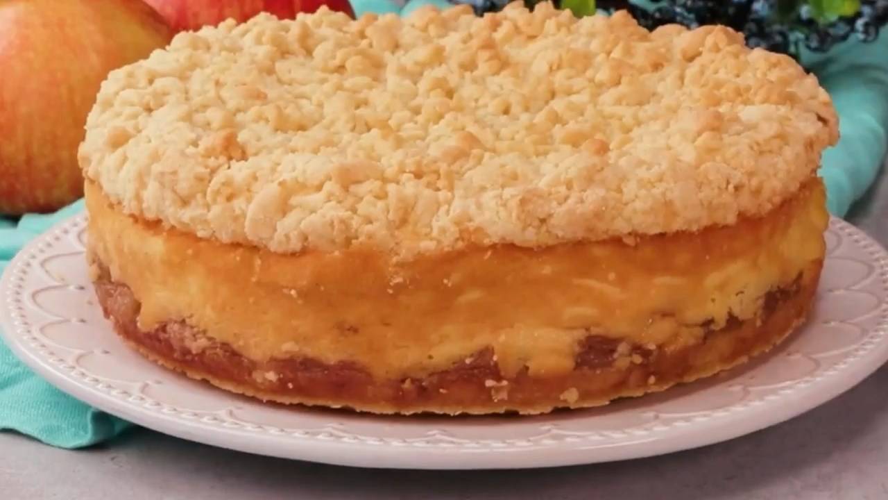 Яблочный пирог с кремом суфле, тает во рту.