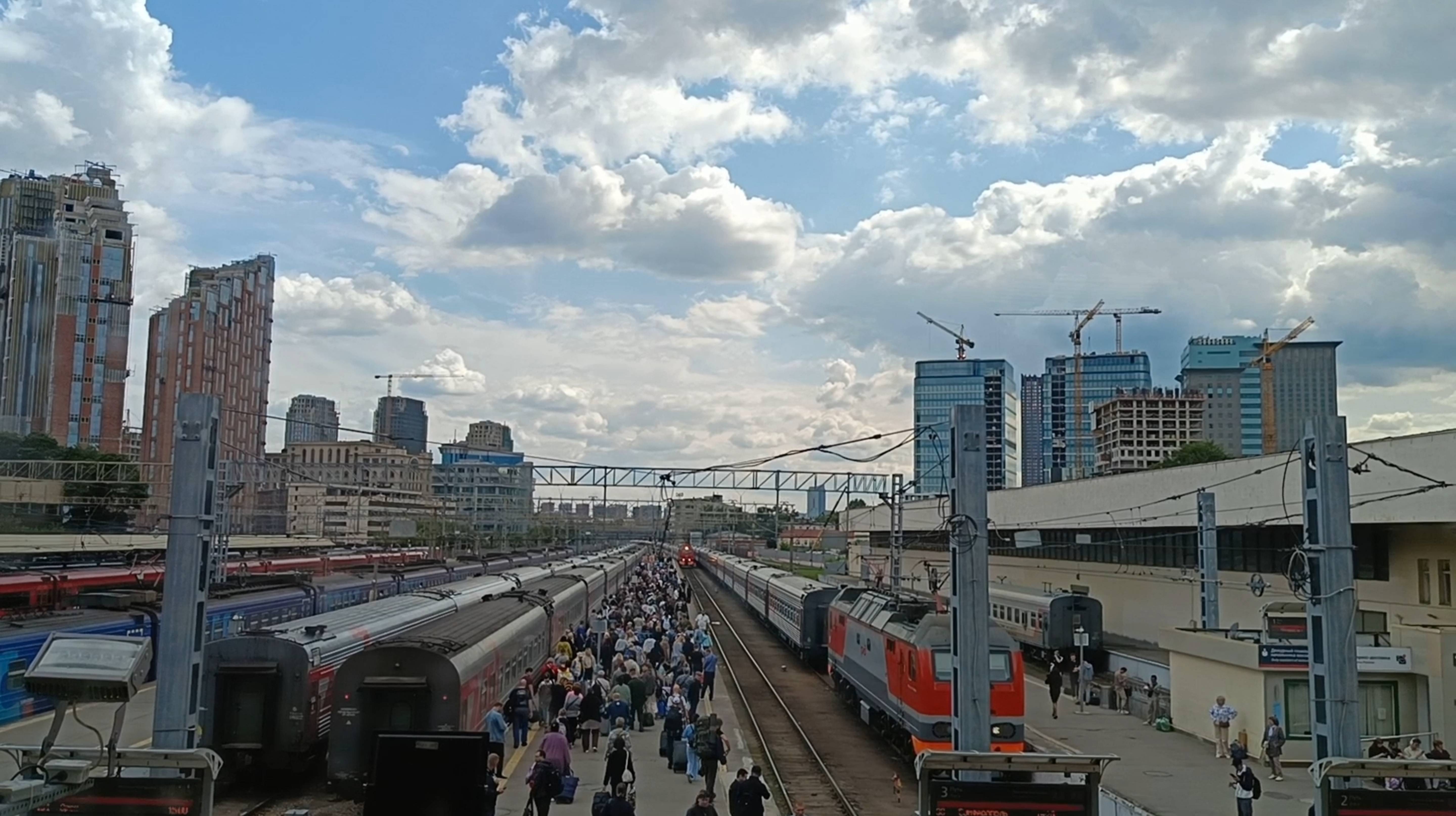ПАВЕЛЕЦКИЙ ВОКЗАЛ. ШУМНО И МНОГОЛЮДНО