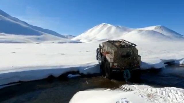 Преодоление ручья снегоболотоходом ХИЩНИК