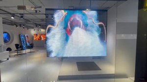 🎥 Обзор прозрачного LED-экрана в шоу-руме | Технология будущего уже здесь!