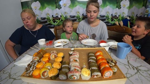 мукбанг роллы, только с поезда