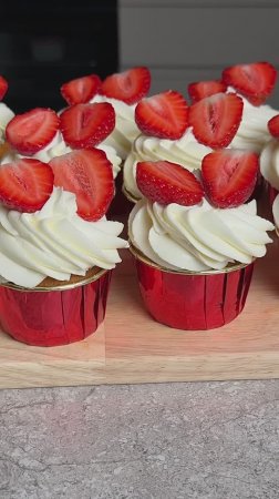 Рецепт воздушных ванильных капкейков с ягодной начинкой🧁