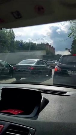 Перекрыла движение: огромная фура заблокировала движение по улице 9 Января из-за ДТП.