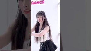 Красивая танцует