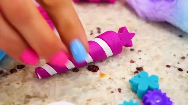 Маша Капуки играет в дочки матери с Cotton Candy Candykins – Веселые видео про игрушки для детей