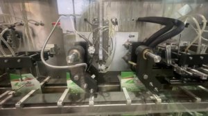 Упаковочная машина с формированием дой-пак пакета и установкой штуцера