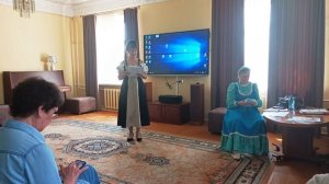 Поэтесса Велисанья читает свои стихи в рамках заседания альманаха "Русло"