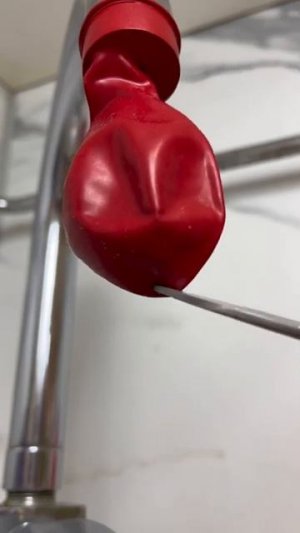 Наденьте шарик на кран Лайфхак для уборки лайфхак лайфхаки