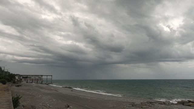 Опустевшие пляжи в июне. В Сочи