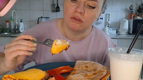 Мукбанг пападиас, омлет и молочный коктейль #мукбанг #фудблогер