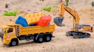 Экскаватор, Спасение животных, застрявших в песке / Строительная машина с игрушечным самосвалом для
