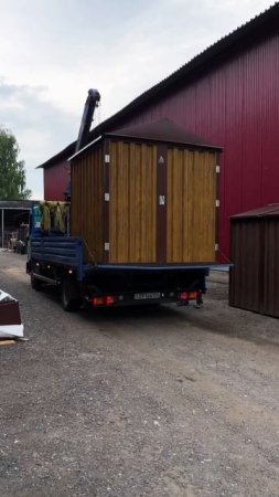Погрузка готового собранного металлического хозблока SKOGGY в расцветке под дерево на манипулятор