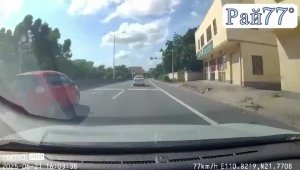 Грузовик с отказавшими тормозами сбил мотоциклистку в Китае